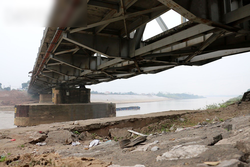 Cận cảnh những vết nứt dài chân cầu Đuống khiến người dân thấp thỏm lo sợ